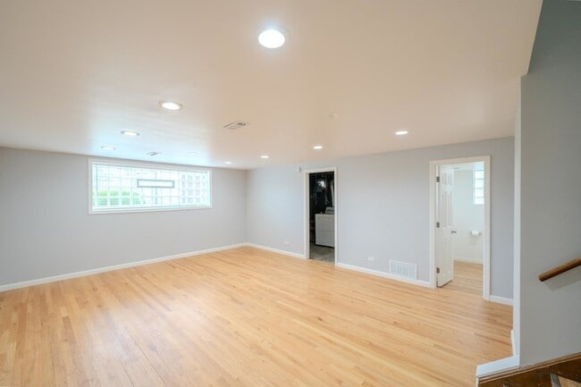 Building Photo - 12111 S Justine St