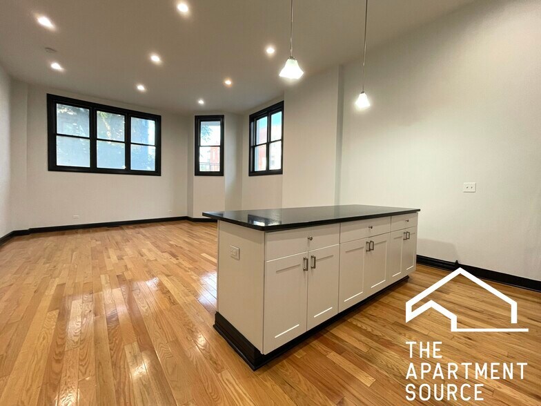 Building Photo - 2842 W Augusta Blvd