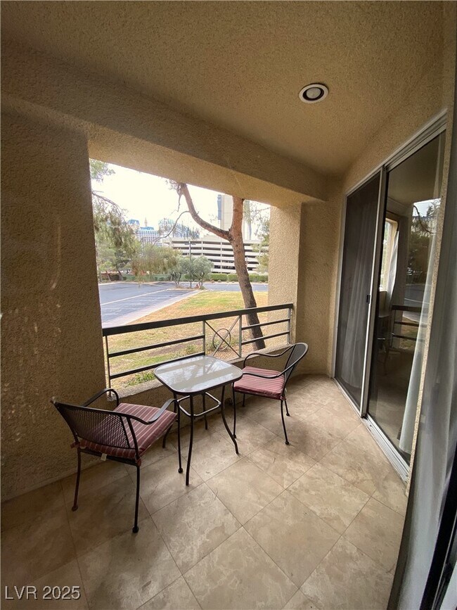 Building Photo - 220 E Flamingo Rd