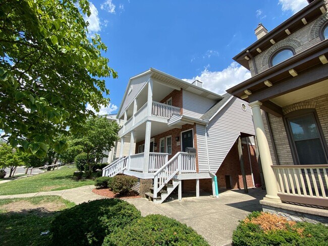 Building Photo - 1726 Summit St