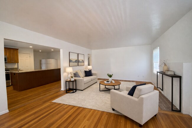 Building Photo - Large House, Close to Campus!!