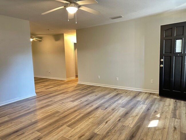 Building Photo - Island Bungalow, Minutes From the Beach!