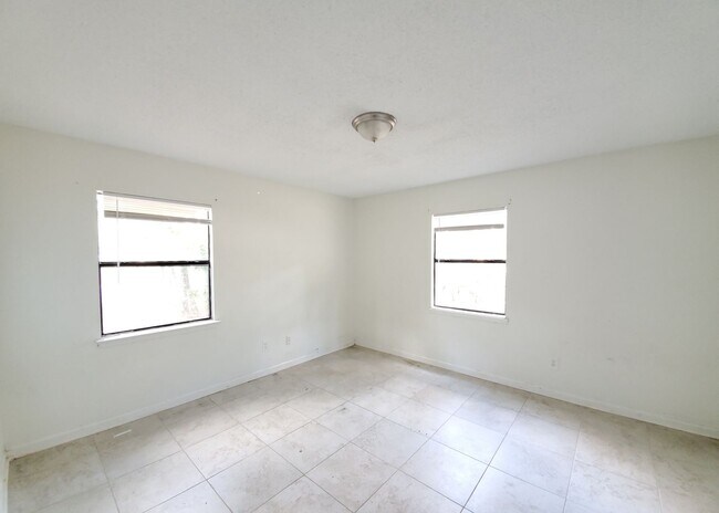 Building Photo - 1905 Athens Ave