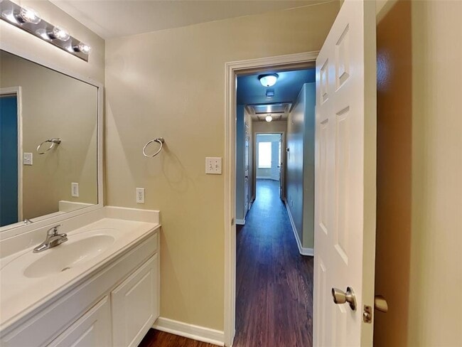 Building Photo - 28926 Village Creek Loop