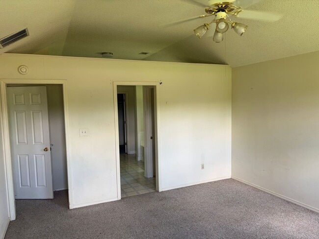Building Photo - 3 Bedroom and 2 Bathroom House