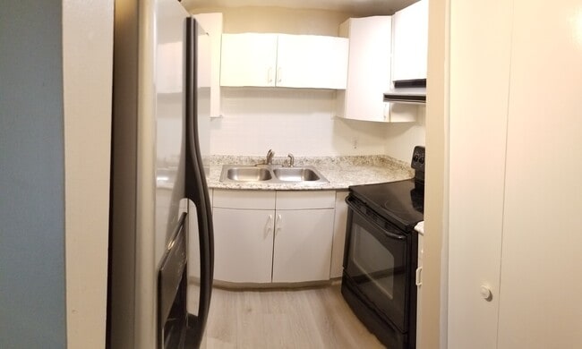 Kitchen - 18717 Hamilton St