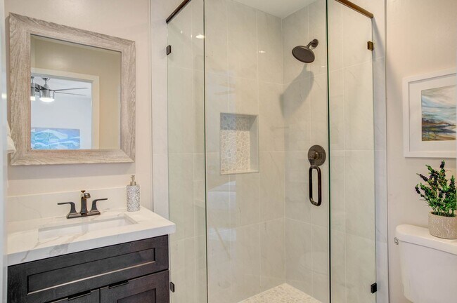 Building Photo - STUNNING UPGRADED UPSTAIRS 2BD/2BA UNIT IN...