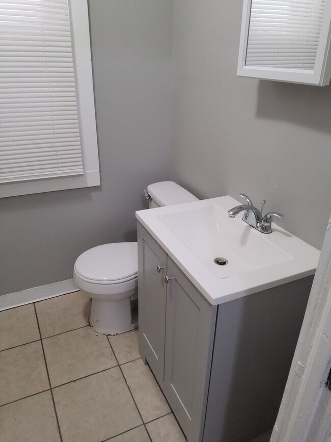 Building Photo - Welcome to this Chicago-style brick Bungal...