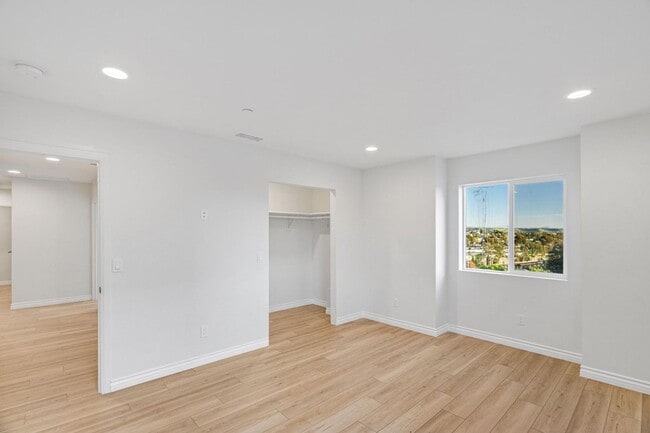 Building Photo - 5 Bedroom house with view