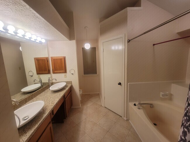 Building Photo - 2220 Castle Dr