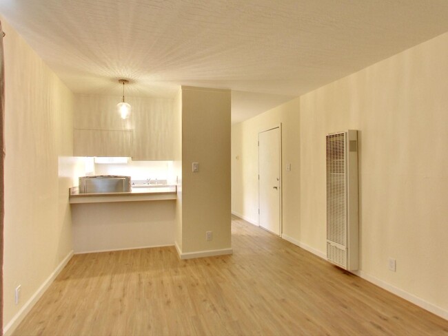 Building Photo - One Bedroom Apartment in Hayward Available...