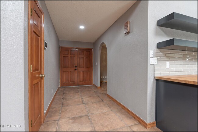 Building Photo - 6412 Via Aventura Dr