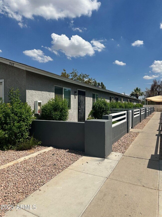 Building Photo - 949 E Roma Ave