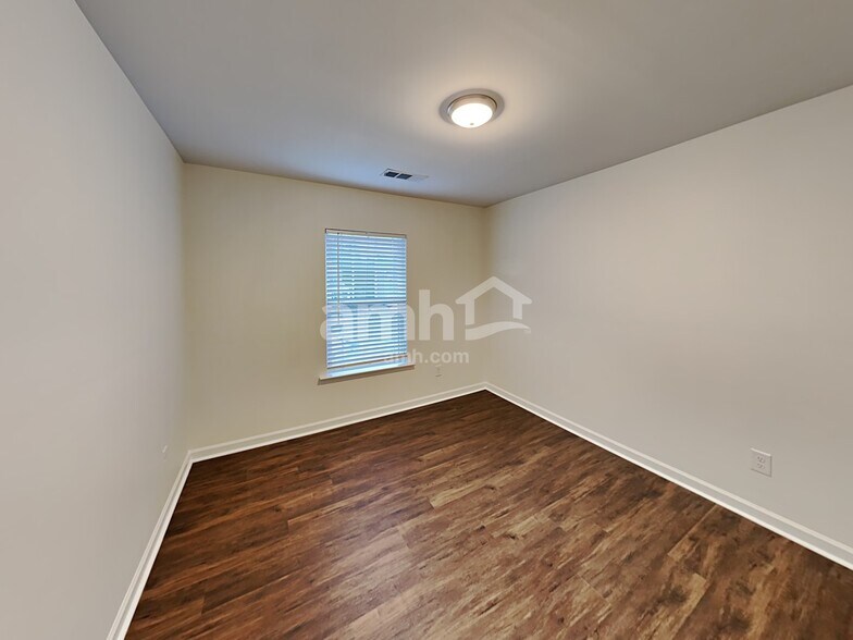 Building Photo - 515 S Fortune Way