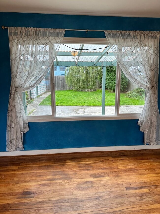 Building Photo - 2 Bedroom/ 1 Bath House in Eureka, Single car Garage with Washer & Dryer included!!