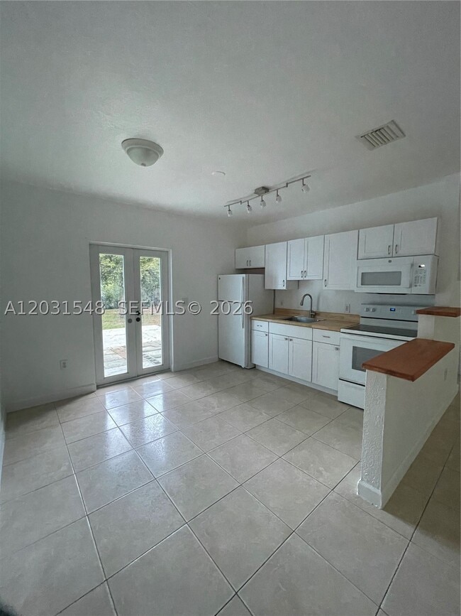 Building Photo - 420 SW 25th Terrace