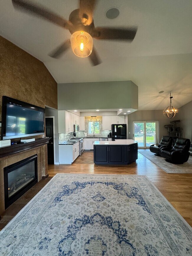 Building Photo - Spacious and Private 5-Bedroom Home for Re...