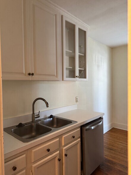 Building Photo - 601 Hinsdale St