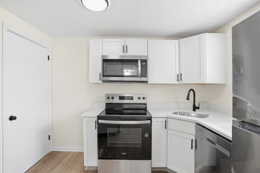 Building Photo - 437 5th St