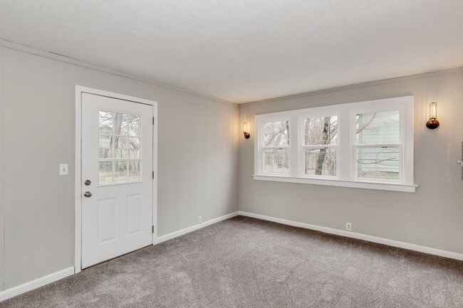 Building Photo - 544 S Poplar Dr