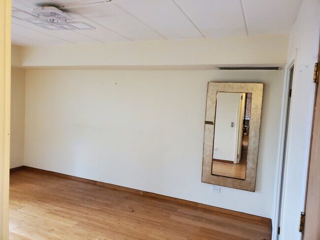 Building Photo - 651 W Sheridan Rd