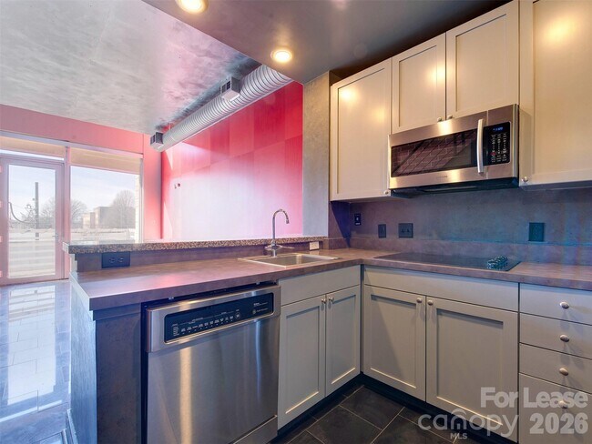 Building Photo - 710 W Trade St