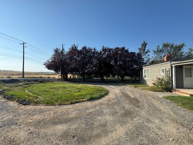 Building Photo - 1320 Beaudry Rd