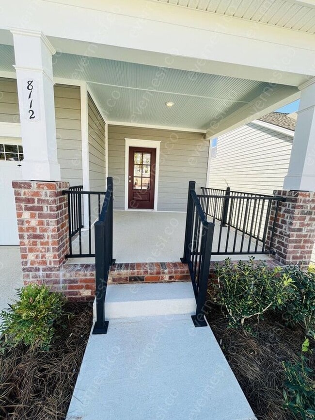 Building Photo - 4-Bedroom, 2.5-Bathroom Home with Modern A...