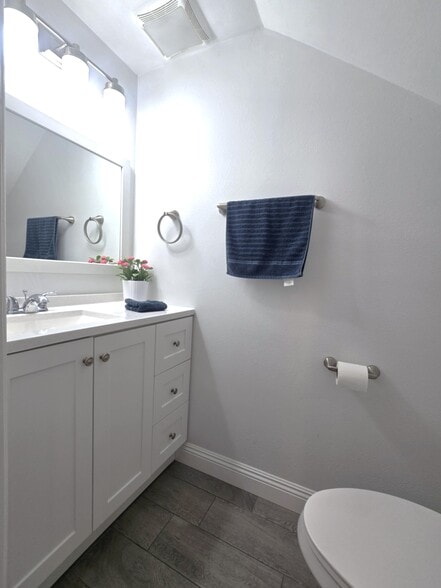 Building Photo - 123 E Bennett Ave