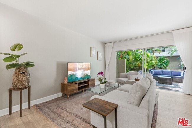 Building Photo - 1131 Alta Loma Rd