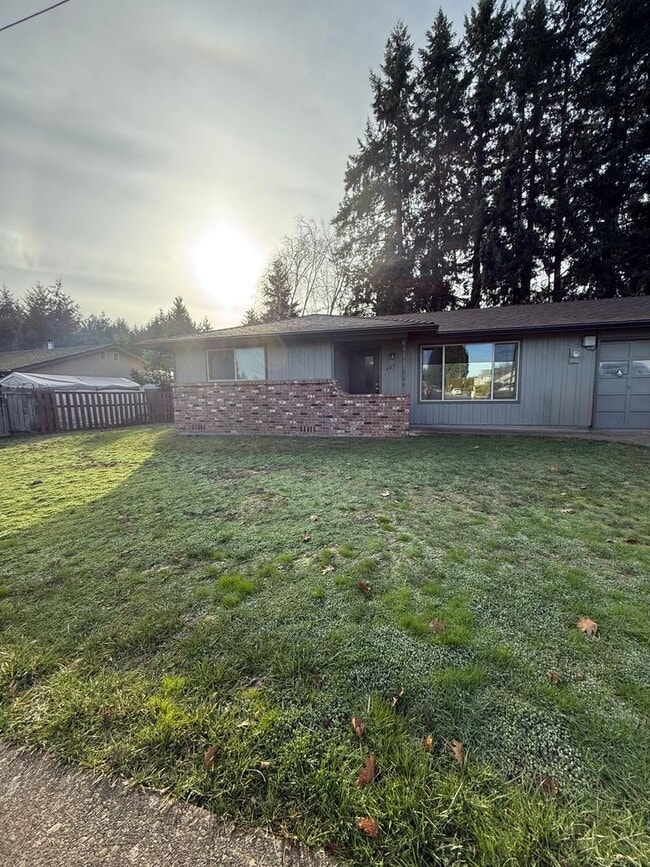 Building Photo - 407/422 SE Hankel St