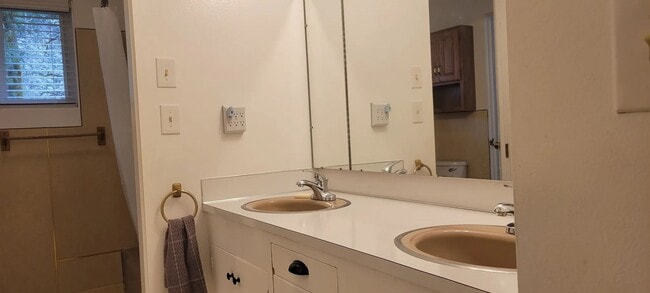 Building Photo - Amazing Country Home 4 bed, 2 bath with Ga...