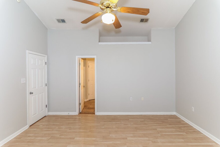 Building Photo - 7875 Sarah Ann Dr S