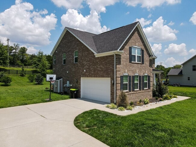 Building Photo - **RARE, EXECUTIVE HOME ON OVER HALF AN ACRE IN WILLIAMSON COUNTY BRENTWOOD ZONED FOR BRENTWOOD MI...