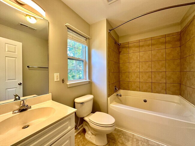 Building Photo - 3/3 Townhome in West of the Ashley!