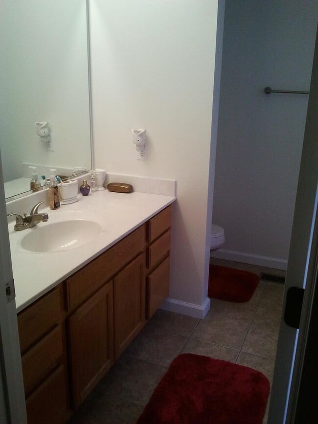 Building Photo - 425 Oakmont Ct