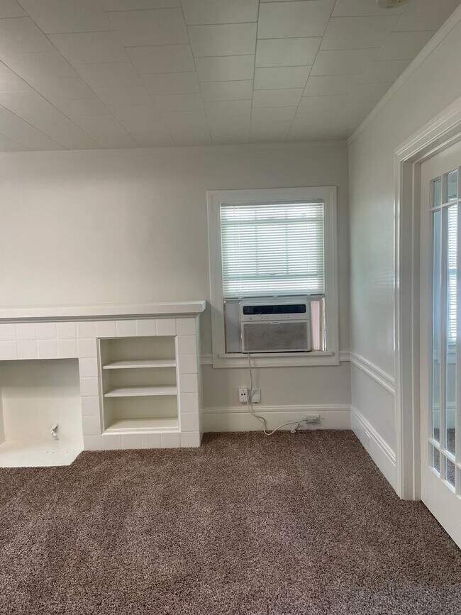 Building Photo - Two Bedroom 1 Bathroom Upstairs Unit