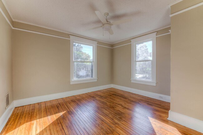 Building Photo - Crosstown home - rent reduced plus 1/2 off...