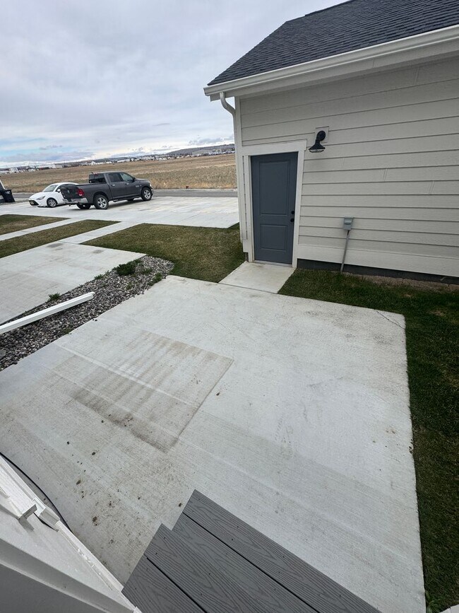 Building Photo - 3 bed 2.5 bath Townhouse