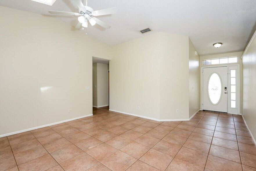 Building Photo - 2640 Rolling Broak Dr