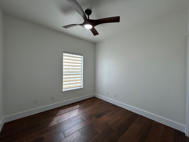 Building Photo - 2445 Monarch Dr