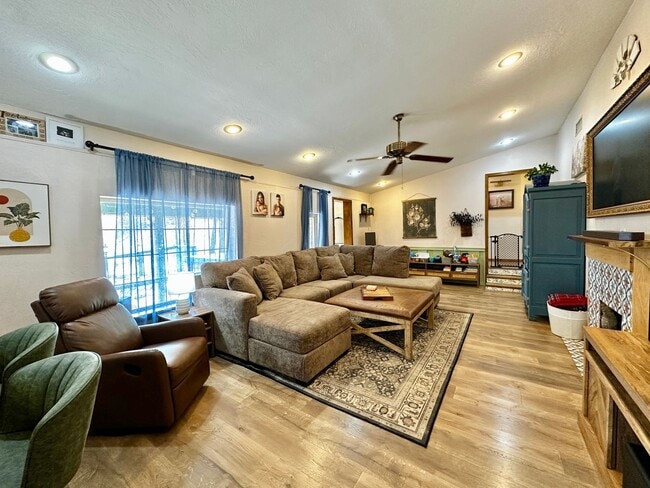 Building Photo - Rustic Charm