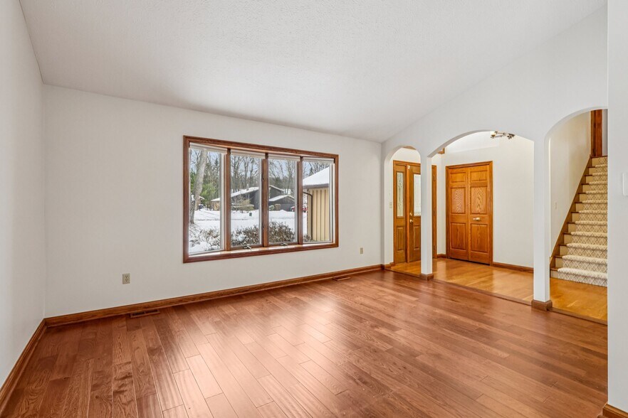 Building Photo - 6235 Sunnywood Dr