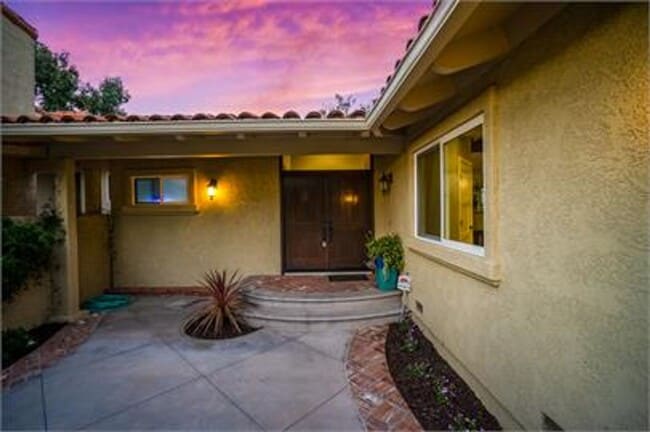 Building Photo - Large 5 bed Masterpiece Home with Back Bay...