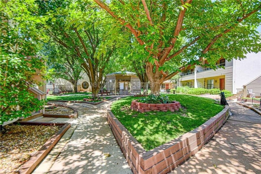 Building Photo - 11130 N Stratford Dr