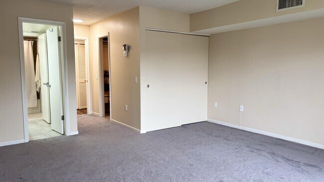 Building Photo - 4657 Fountains Dr S