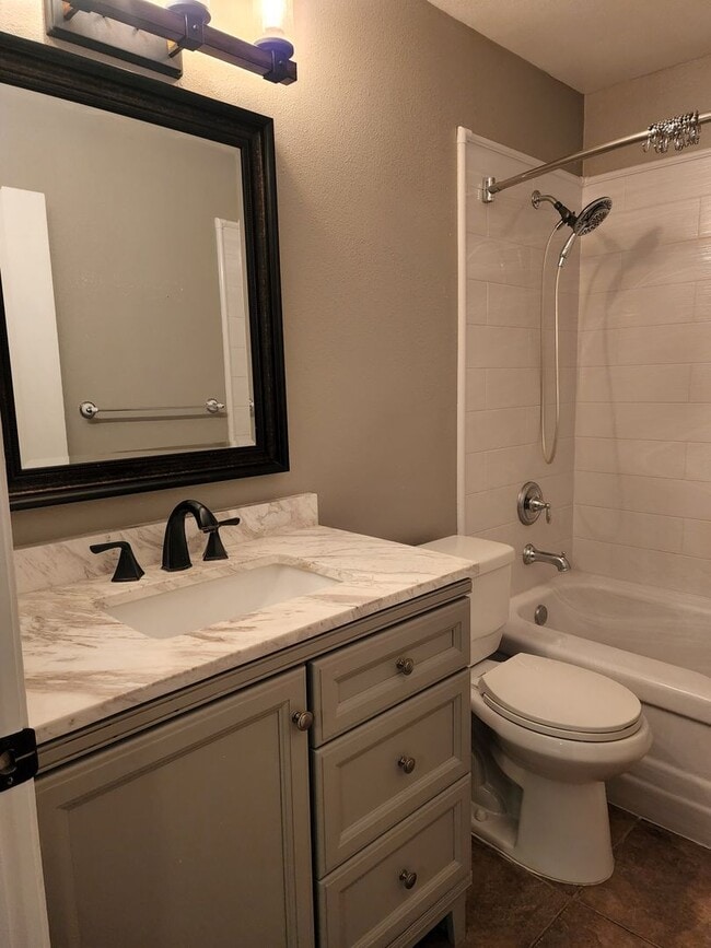 Building Photo - Eastlake Gem