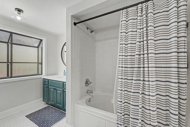 Building Photo - Fully Furnished Maple Ridge Home