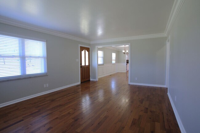 Building Photo - 3 Bedroom / 2 Bath Home for Rent – S Knox - Ideal for students. Lawn care included!