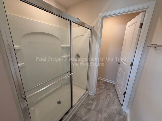 Building Photo - 886 Falls Grove Trl